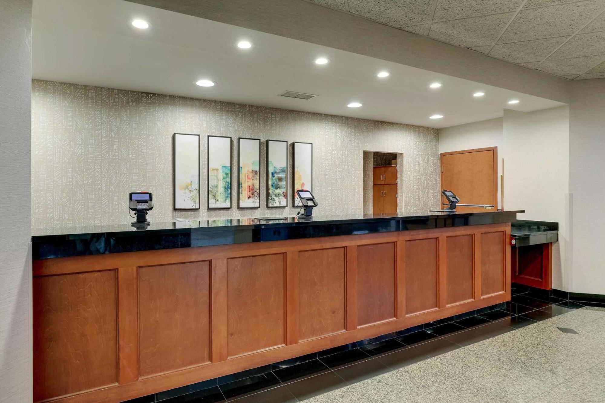 Drury Inn & Suites Birmingham Lakeshore Drive ภายนอก รูปภาพ