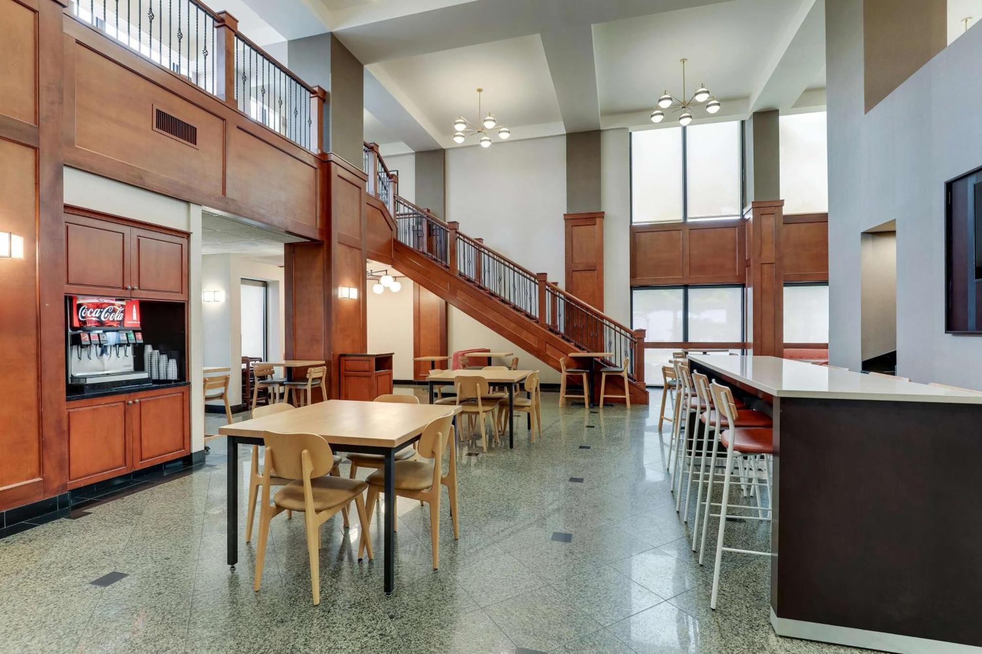 Drury Inn & Suites Birmingham Lakeshore Drive ภายนอก รูปภาพ