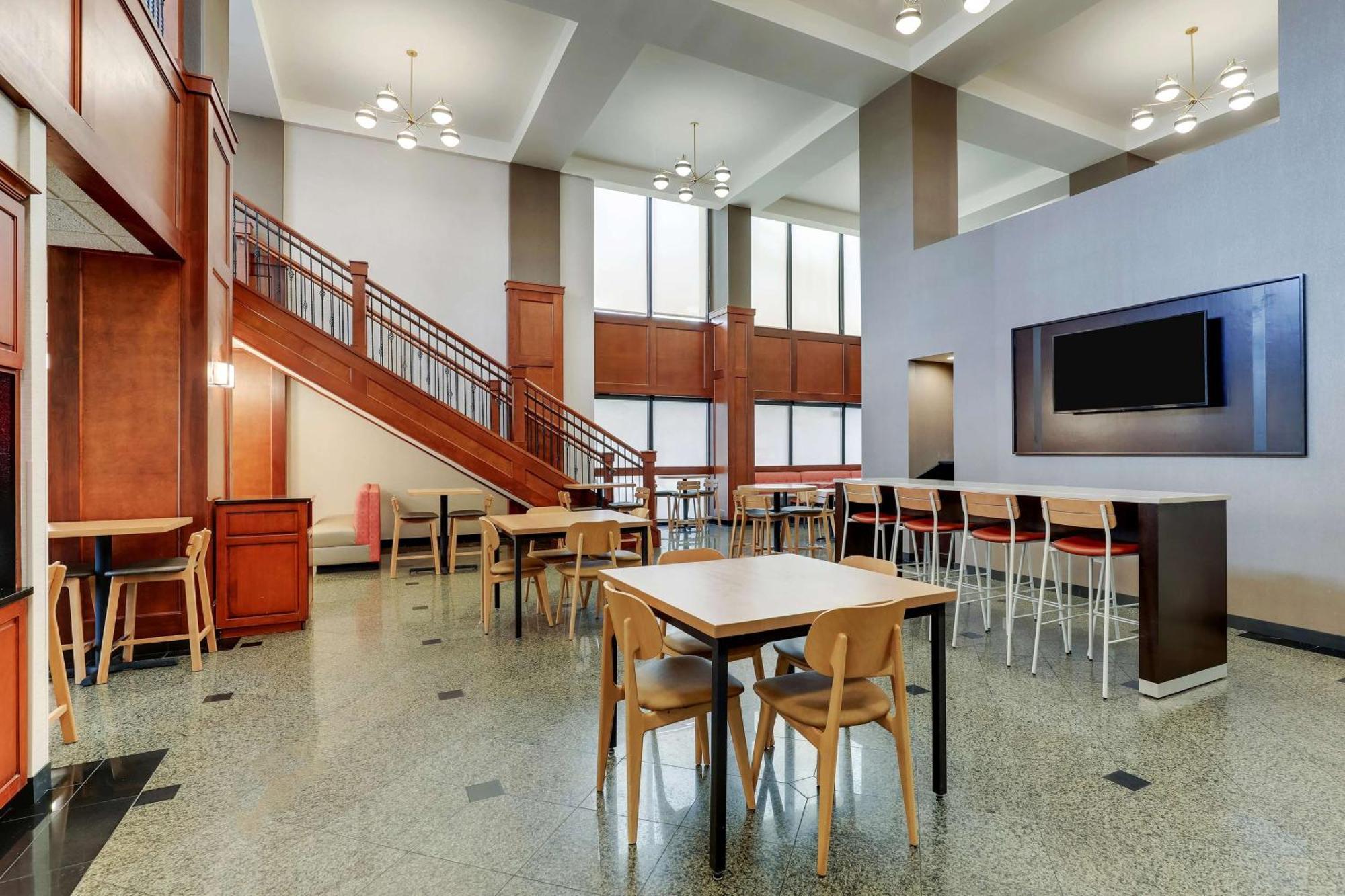 Drury Inn & Suites Birmingham Lakeshore Drive ภายนอก รูปภาพ