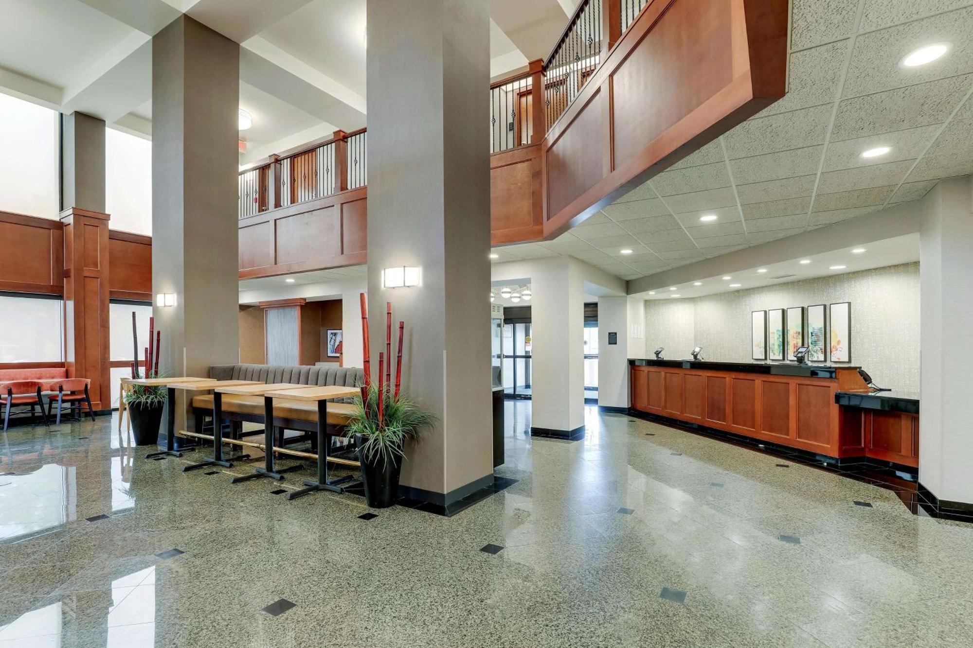 Drury Inn & Suites Birmingham Lakeshore Drive ภายนอก รูปภาพ
