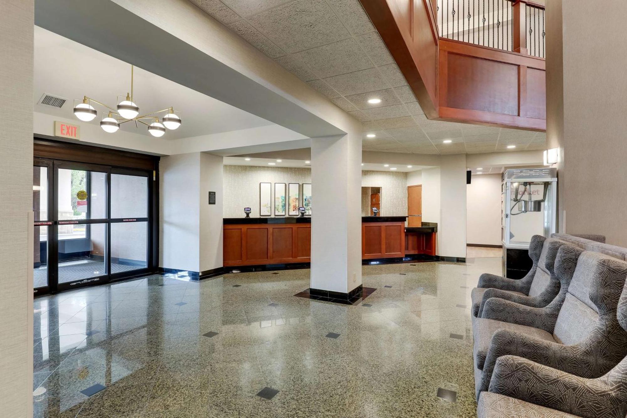 Drury Inn & Suites Birmingham Lakeshore Drive ภายนอก รูปภาพ