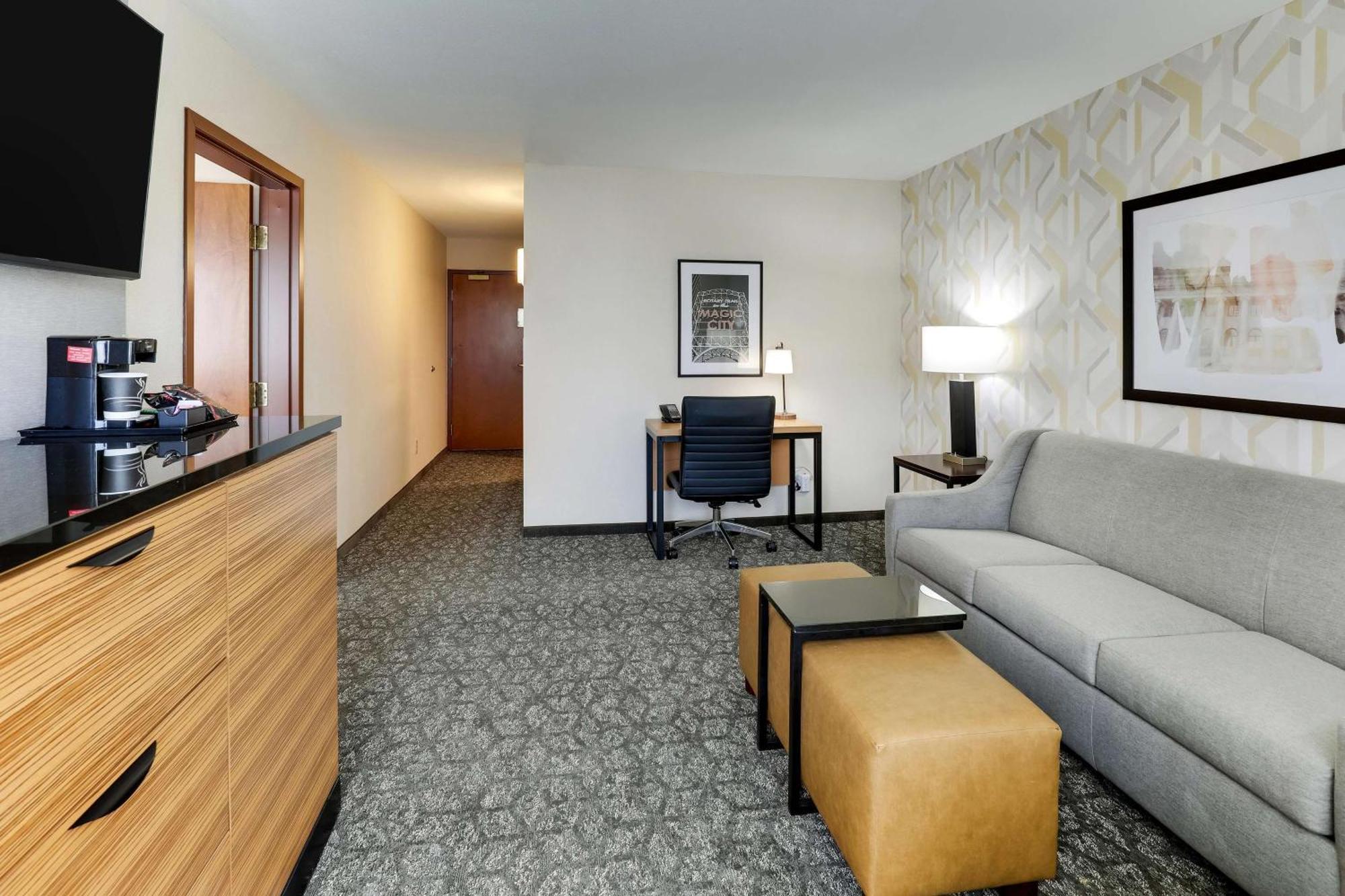 Drury Inn & Suites Birmingham Lakeshore Drive ภายนอก รูปภาพ