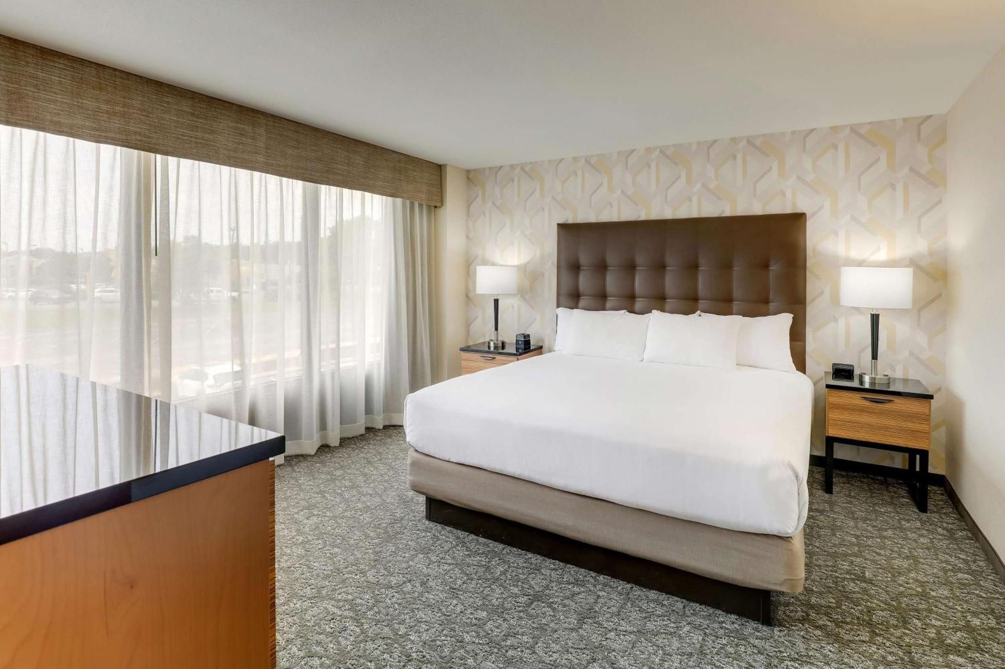 Drury Inn & Suites Birmingham Lakeshore Drive ภายนอก รูปภาพ