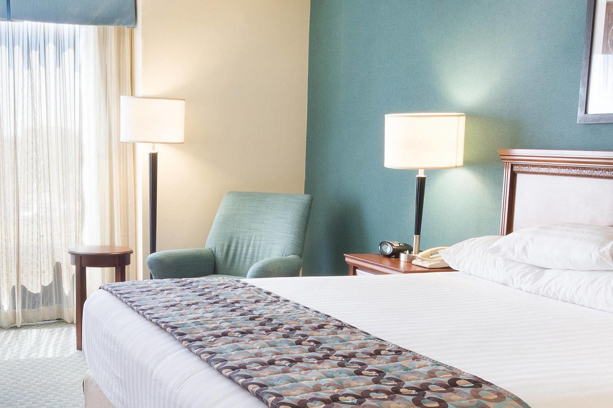 Drury Inn & Suites Birmingham Lakeshore Drive ภายนอก รูปภาพ
